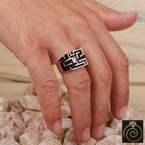 Unique Labyrinth Men’s Ring