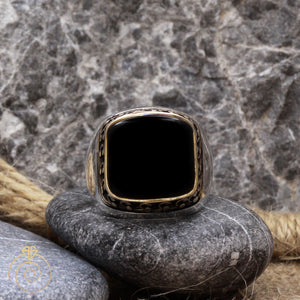 Cabochon-black-gemstone-mens-ring