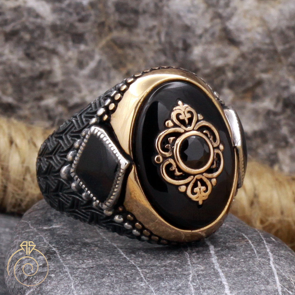 BLACK ONYX CREST RING